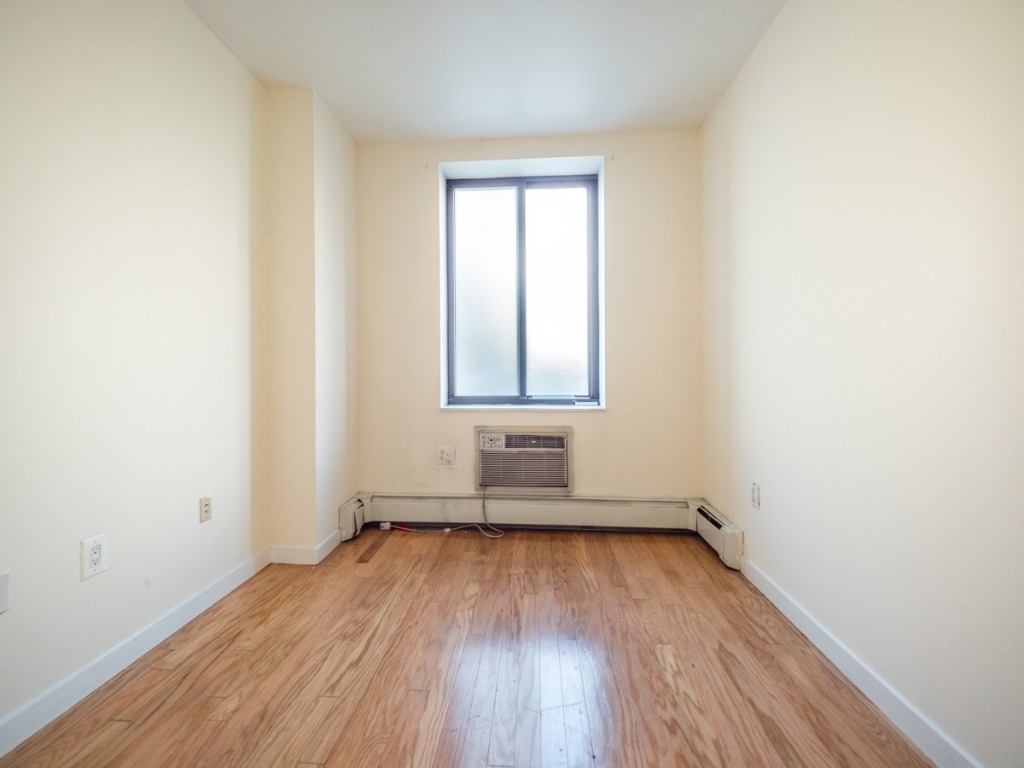 924 Metropolitan Ave - Photo 3