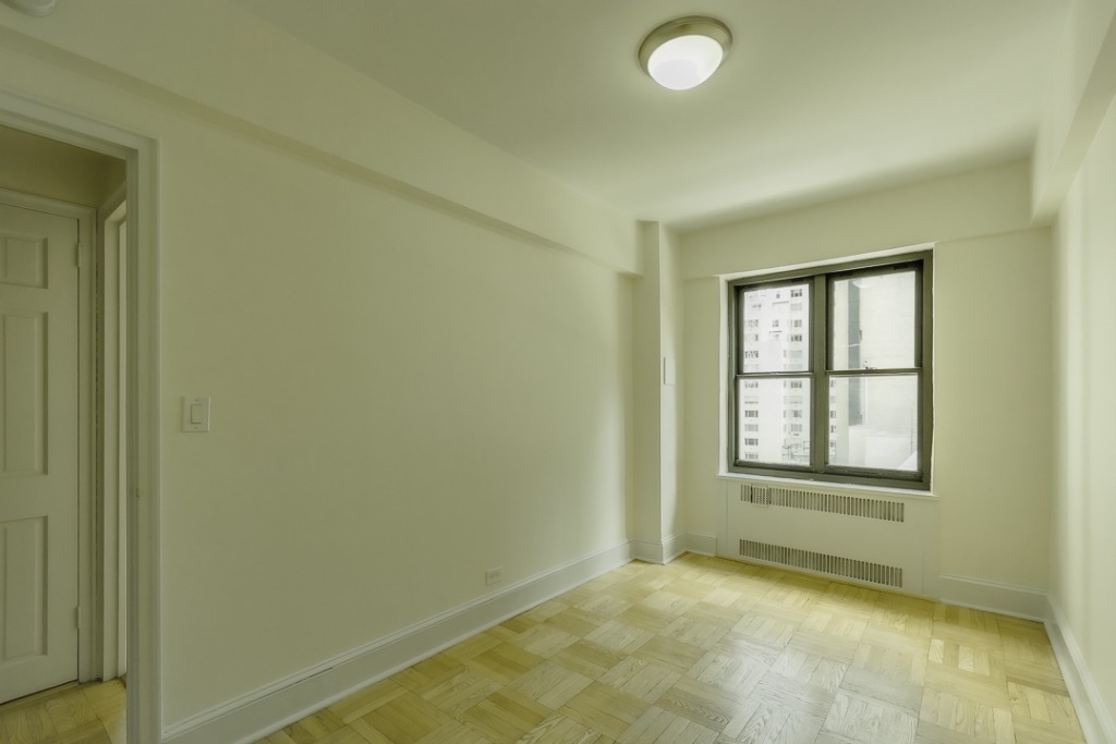 141 East 56th St - Photo 5