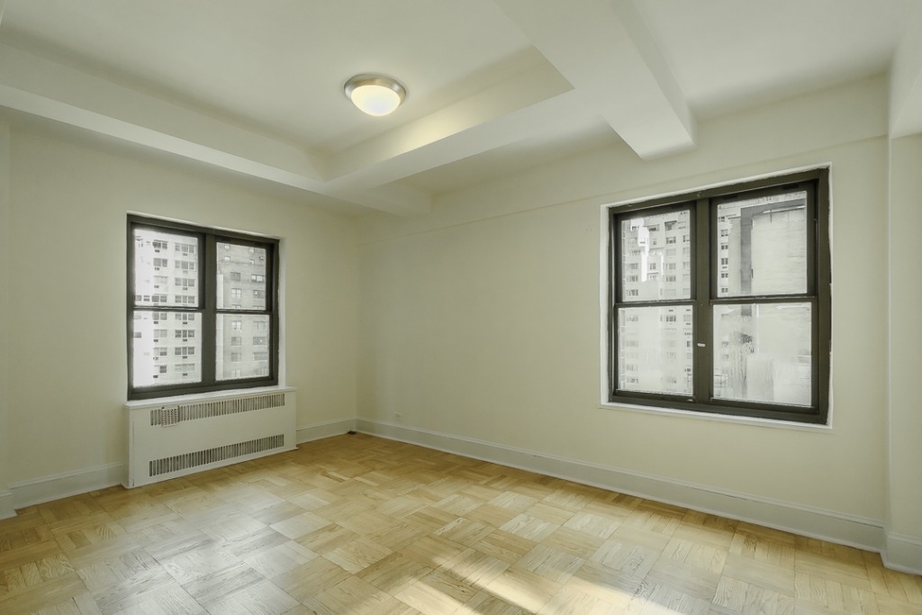 141 East 56th St - Photo 3