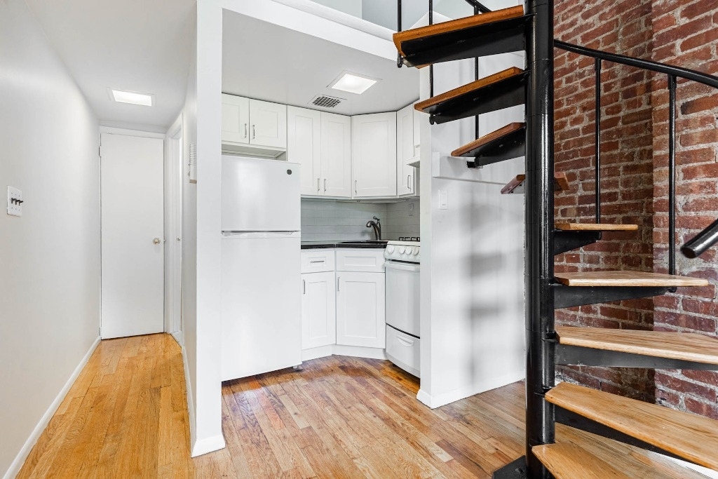 208 West 82nd street - Photo 3