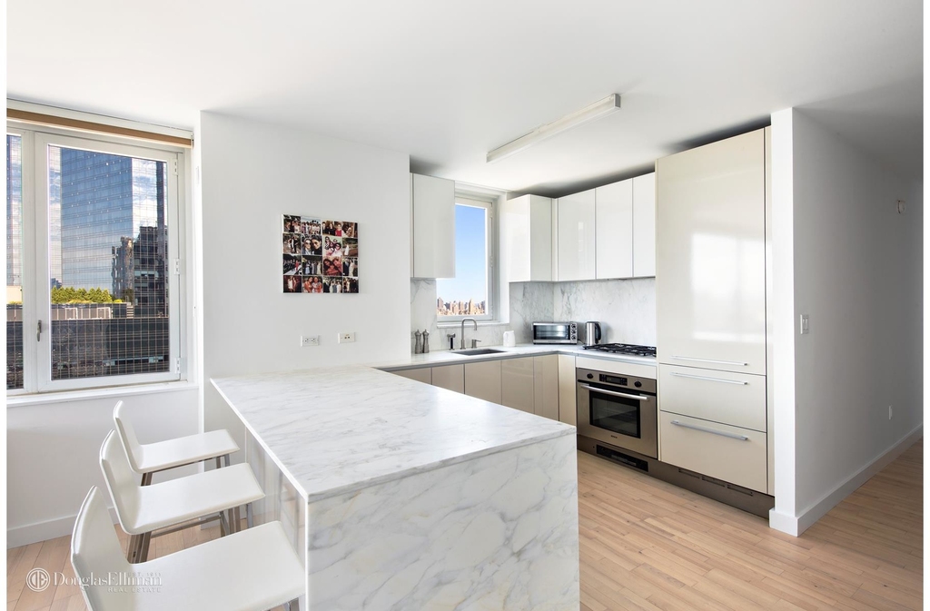 322 West 57th St - Photo 2