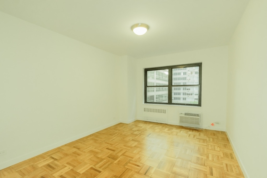 412 East 55th Street - Photo 4