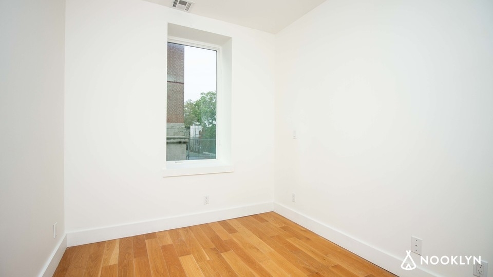 718 Knickerbocker Ave - Photo 3