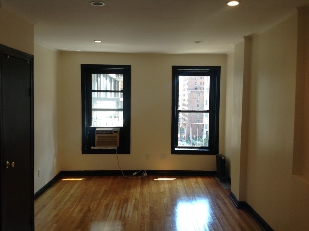 E 62nd St - Sutton Place - Photo 3