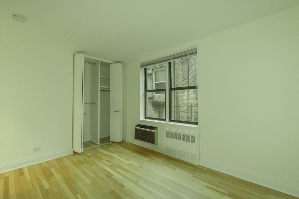 305 West 13th Street - Photo 7