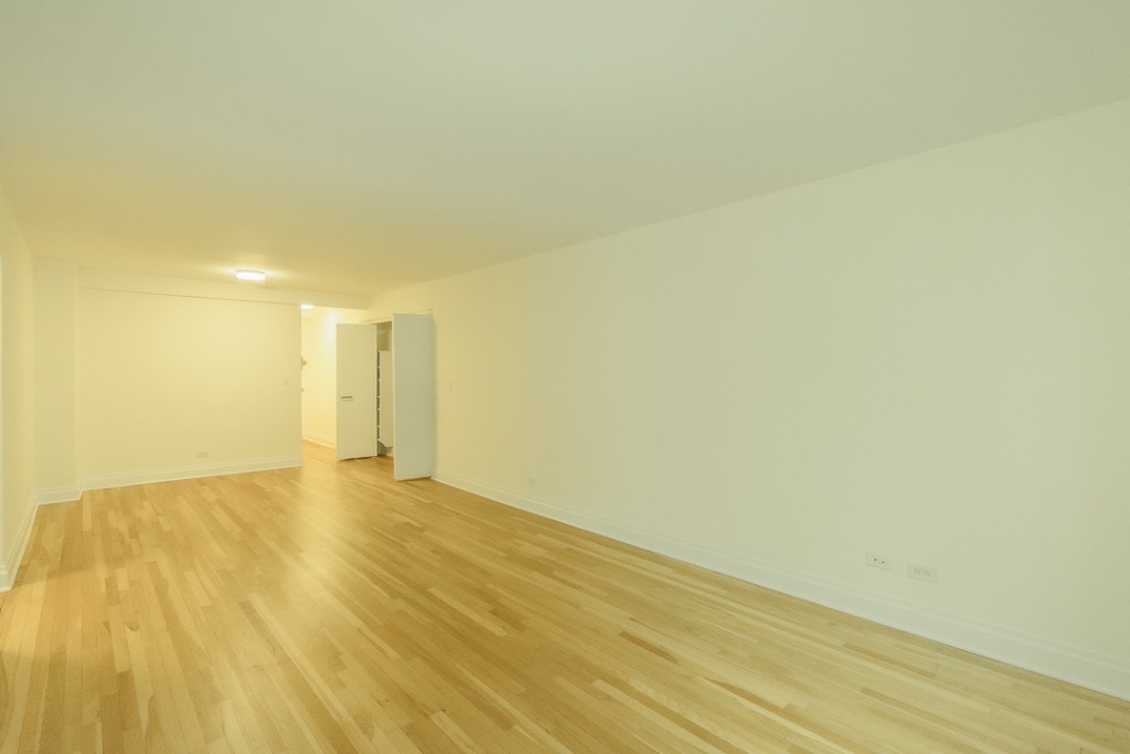 305 West 13th Street - Photo 1