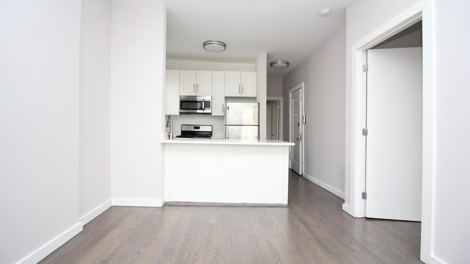 139 Tompkins Ave - Photo 1