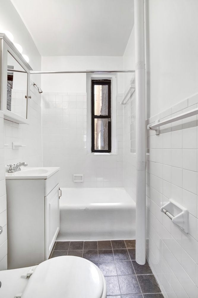 225 West 23rd St - Photo 4