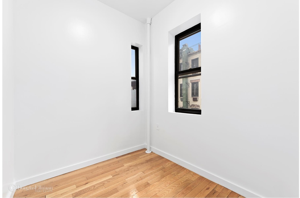 126 Elizabeth St - Photo 2