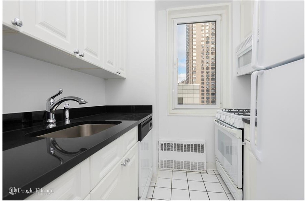 230 West 55th St - Photo 2