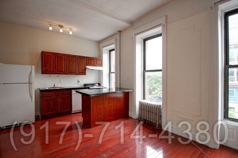 1047 Bedford Ave - Photo 2