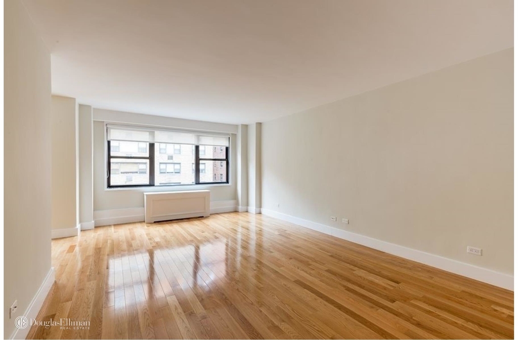 141 East 33rd St - Photo 1