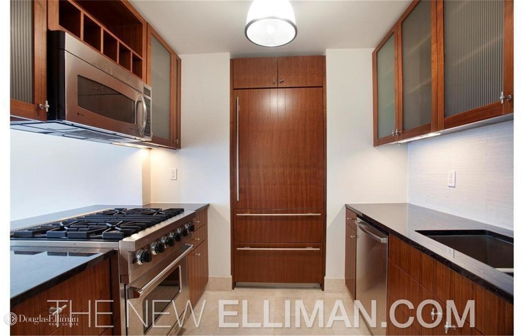 250 East 53rd St - Photo 0