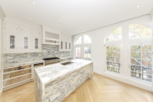 5 Bedrooms Triplex - 327 East 9th Street - Photo 1