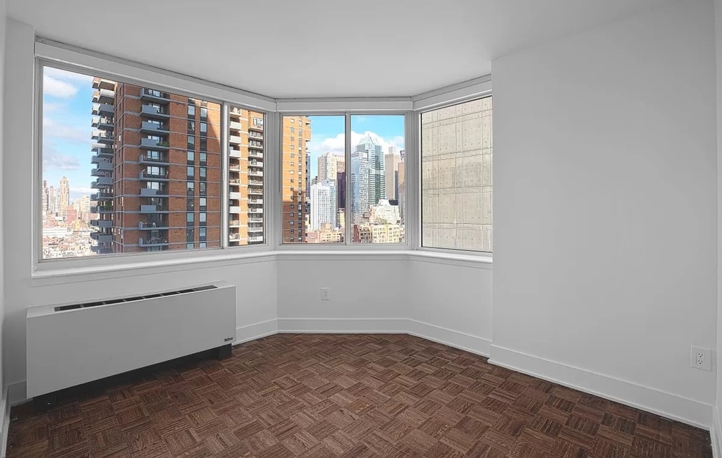 West 42nd Street - Photo 4