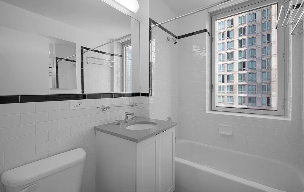 West 42nd Street - Photo 3