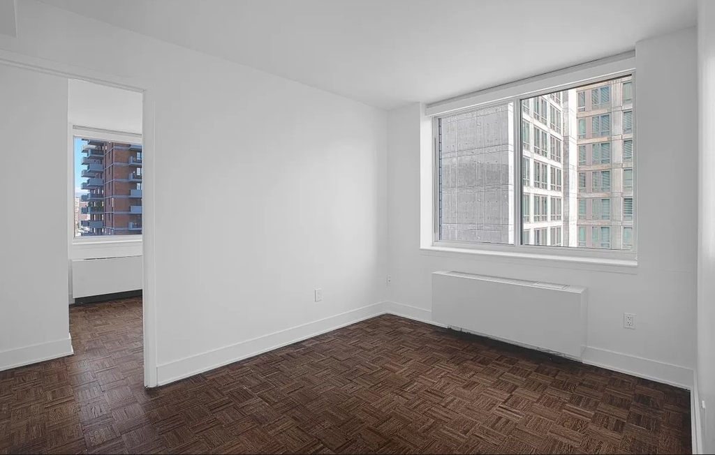West 42nd Street - Photo 2