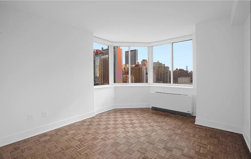 West 42nd Street - Photo 1