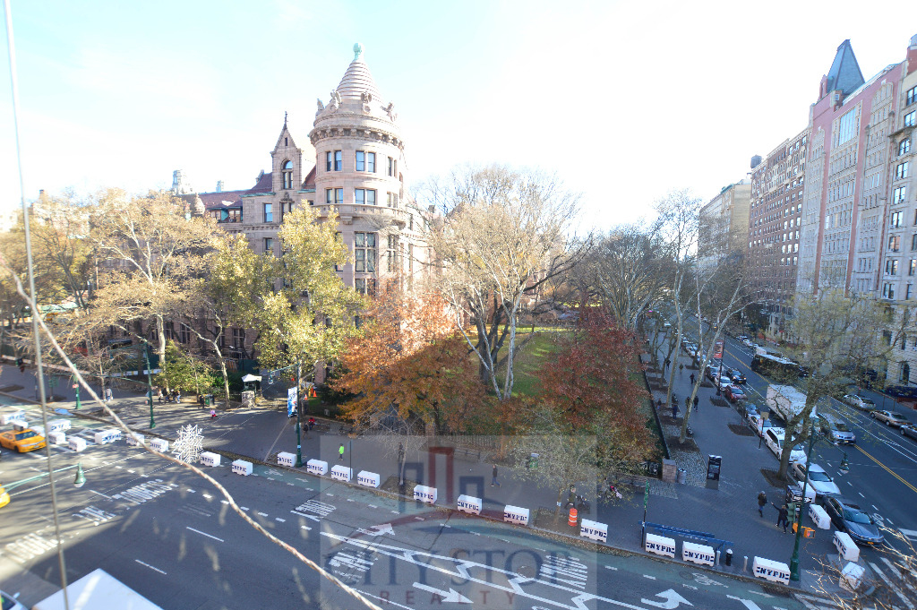 West 77 street and Amsterdam Ave - Photo 3