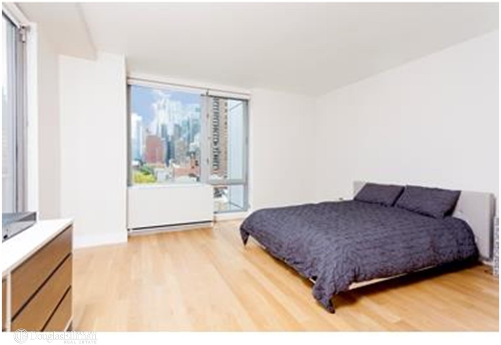 464 West 44th St - Photo 6