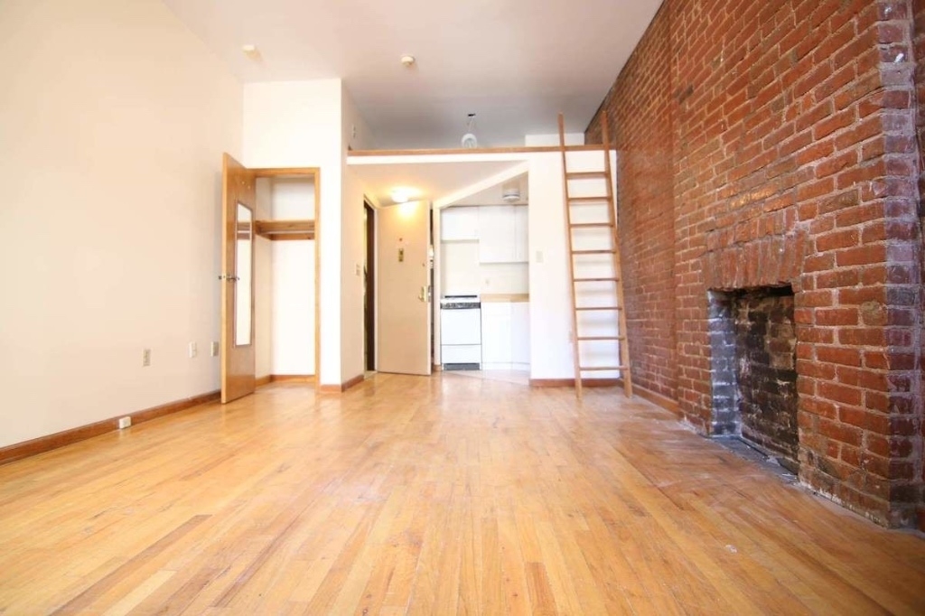 722 Amsterdam Avenue - Photo 1