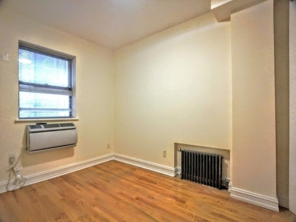 235 East 46 St - Photo 4