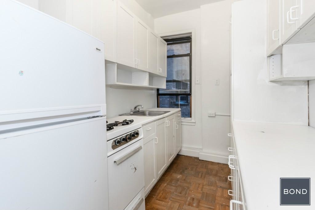 324 East 19th Street - Photo 2