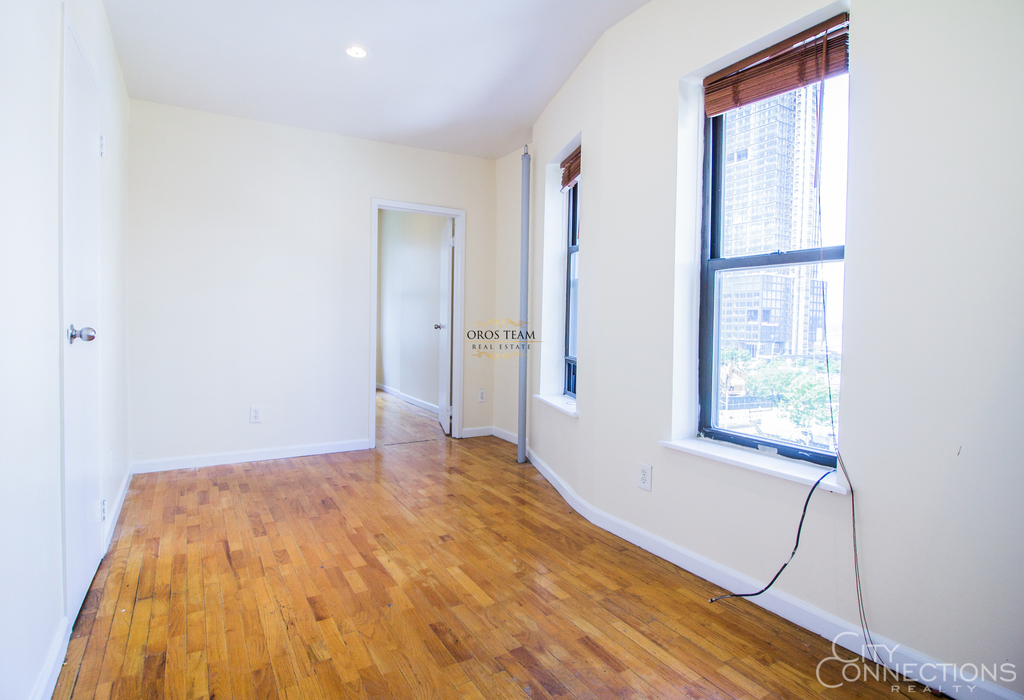 454 W 36th St - Photo 1