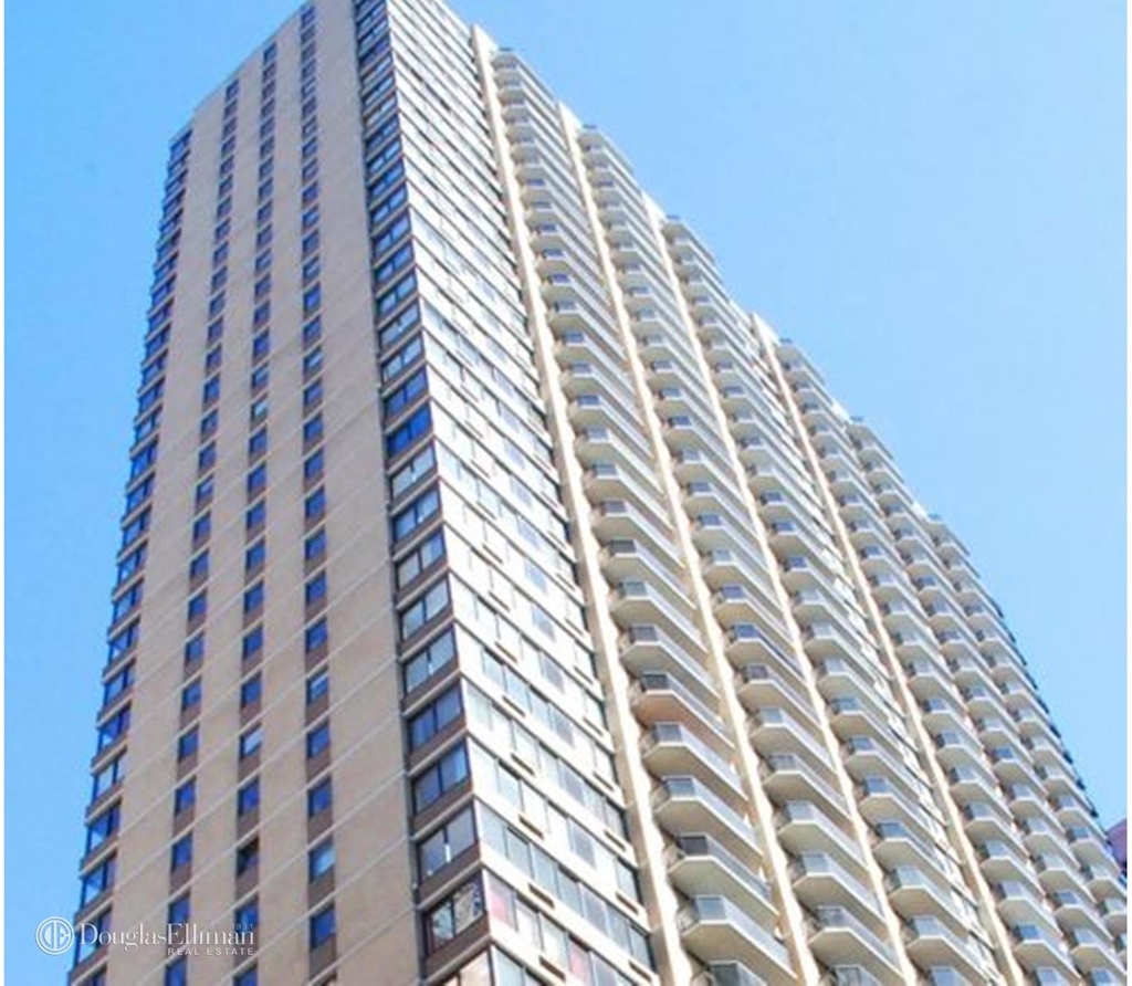 235 West 48th St - Photo 8