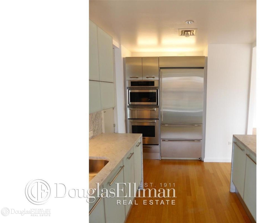 310 East 53rd St - Photo 4