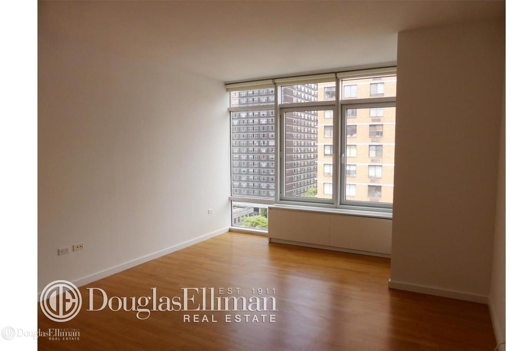 310 East 53rd St - Photo 2