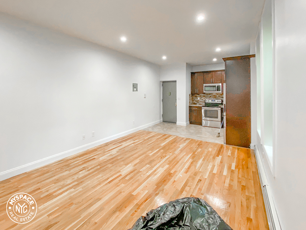 460 Throop Avenue - Photo 2