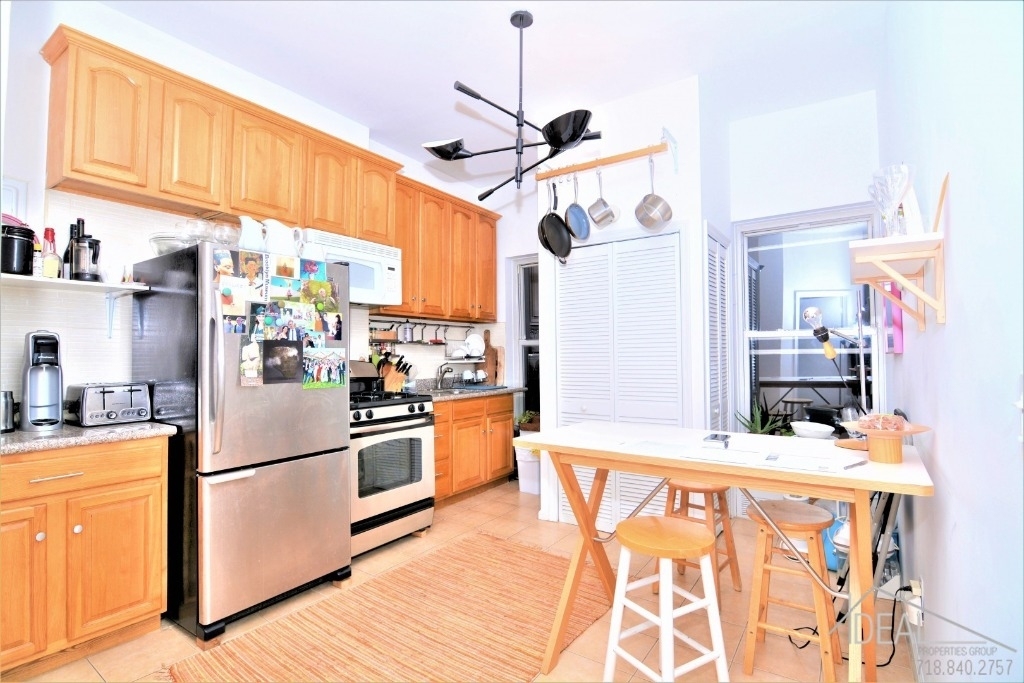 521 Grand St - Photo 0