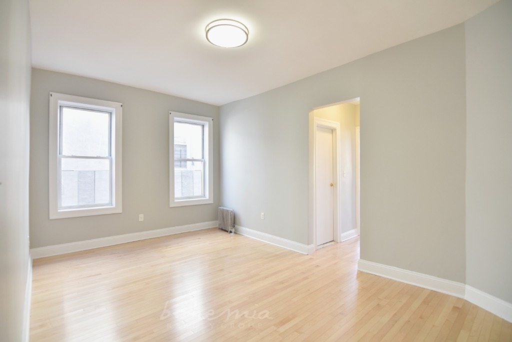 546 w 180th St [JN12/10] - Photo 2