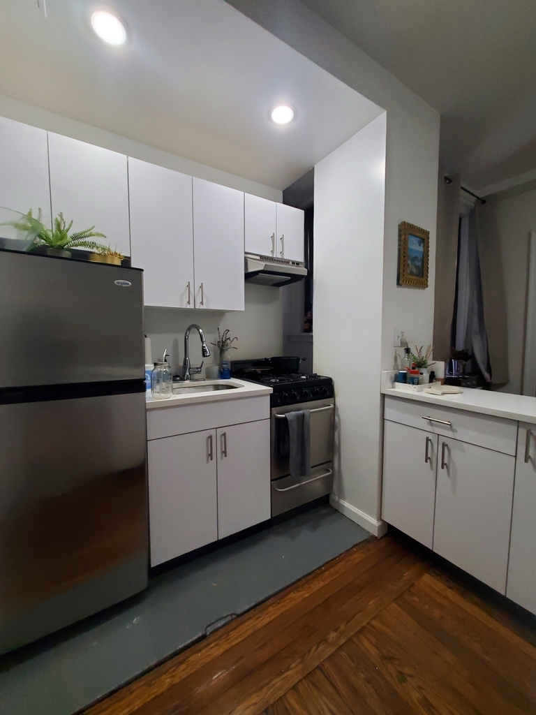 140 East 46th Street - Photo 2