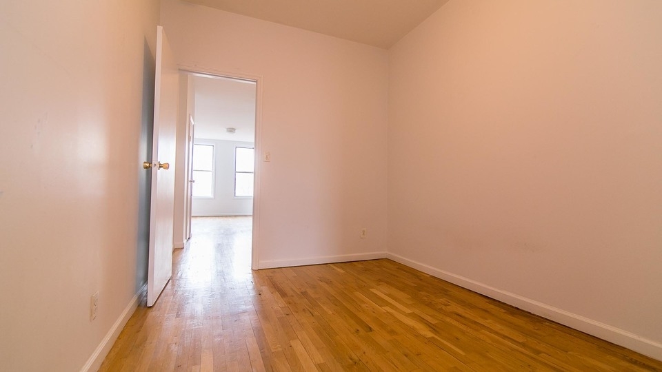 953 Metropolitan Ave - Photo 5