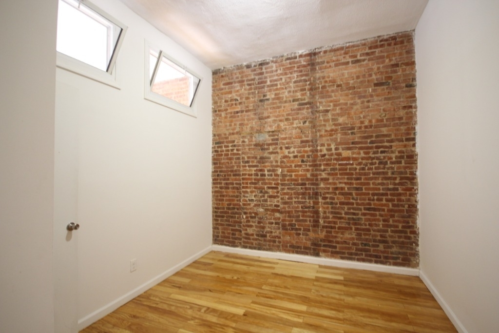 1047 Bedford Ave - Photo 5