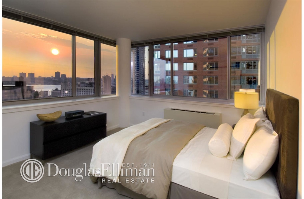 515 West 52nd St - Photo 2