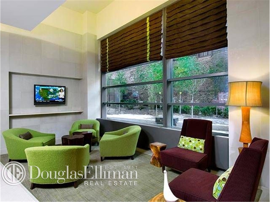 515 West 52nd St - Photo 7