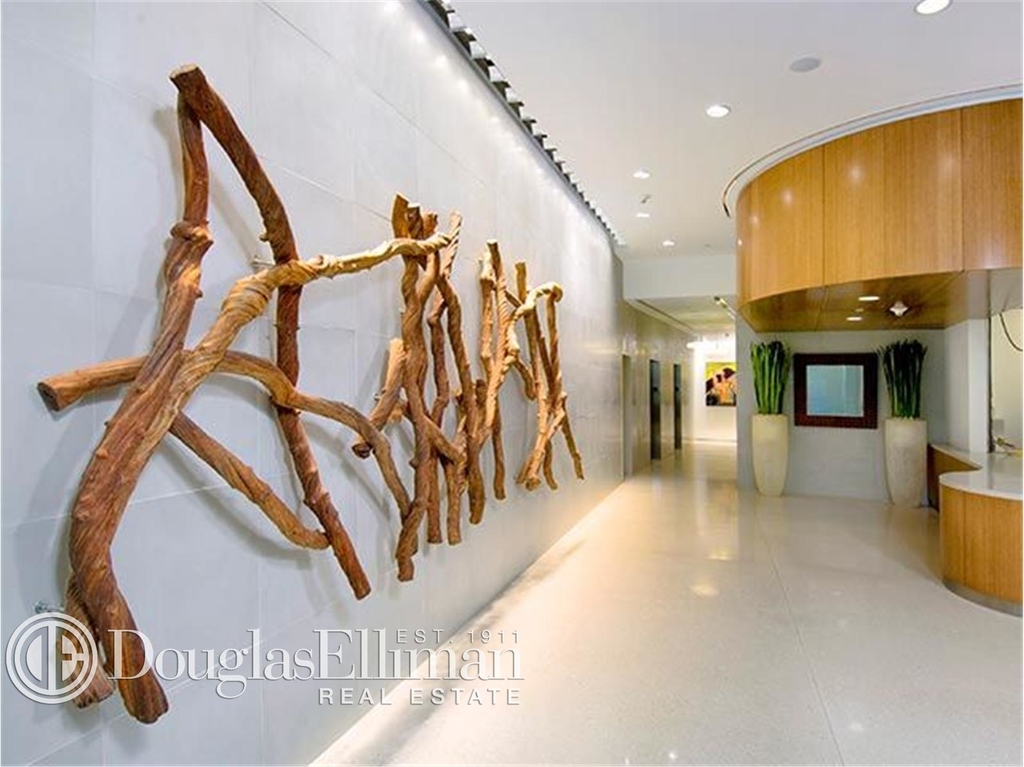 515 West 52nd St - Photo 3