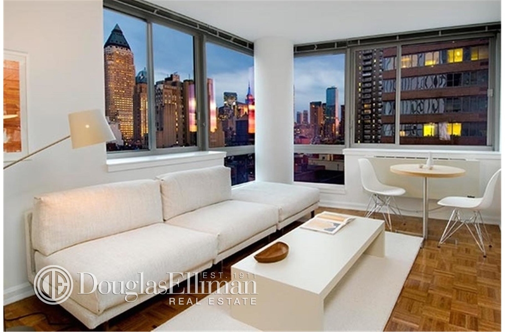 515 West 52nd St - Photo 1