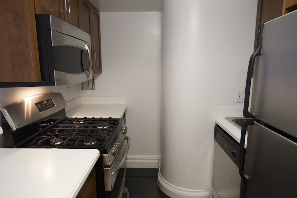 1 Astor Pl - Photo 3