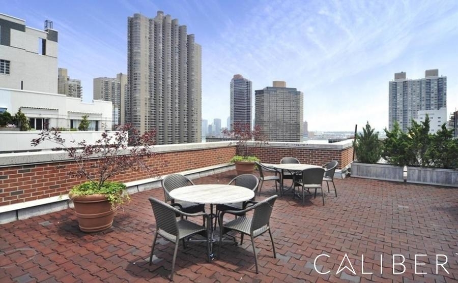 240 East 35th Street - Photo 4