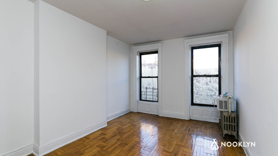 1047 Bedford Ave - Photo 4