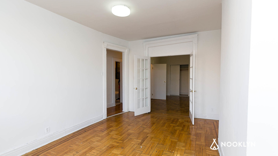 1047 Bedford Ave - Photo 5