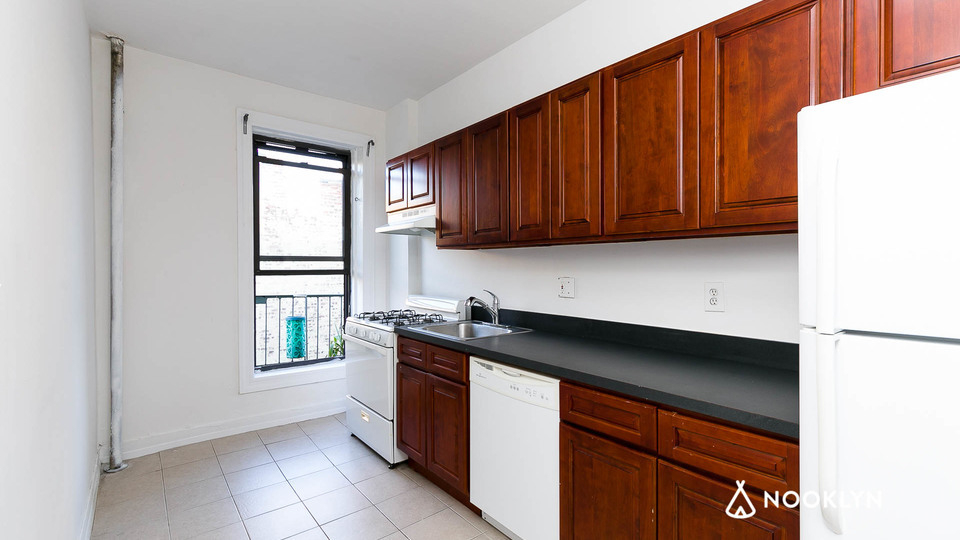 1047 Bedford Ave - Photo 1