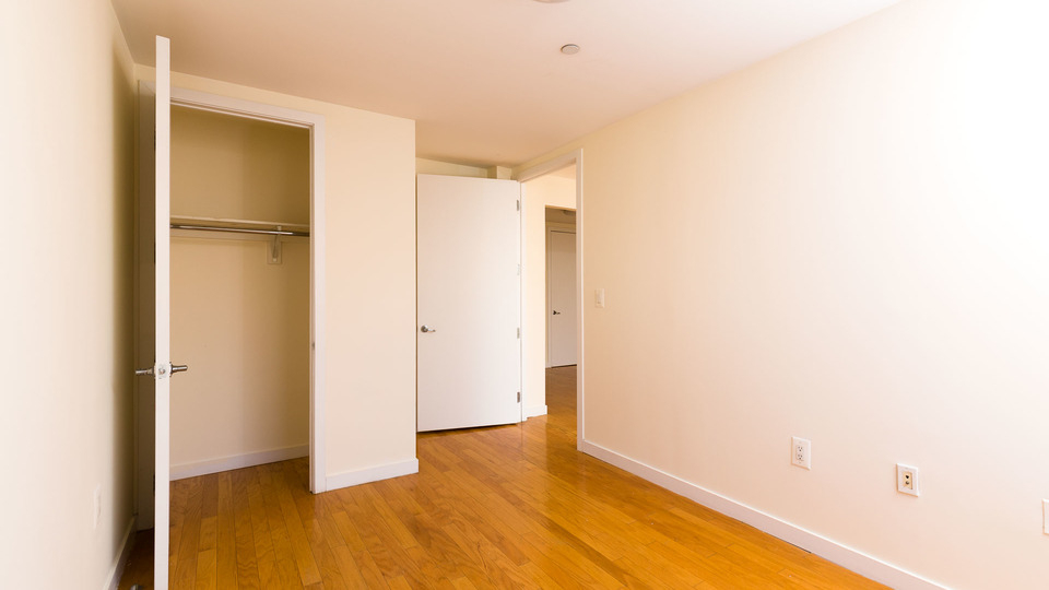 924 Metropolitan Ave  - Photo 4