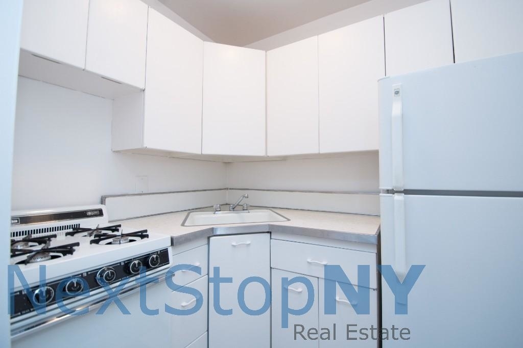 321 East 48th Street - Photo 3