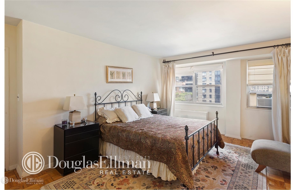 321 East 48th St - Photo 2