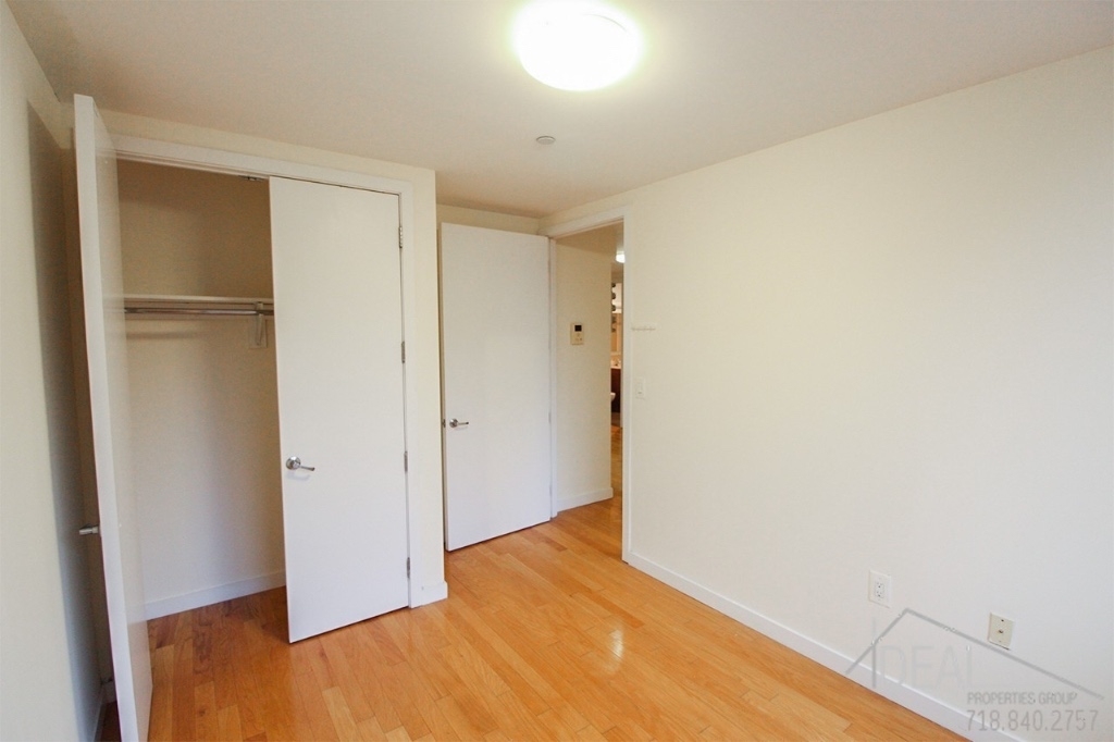 934 Metropolitan Ave - Photo 3